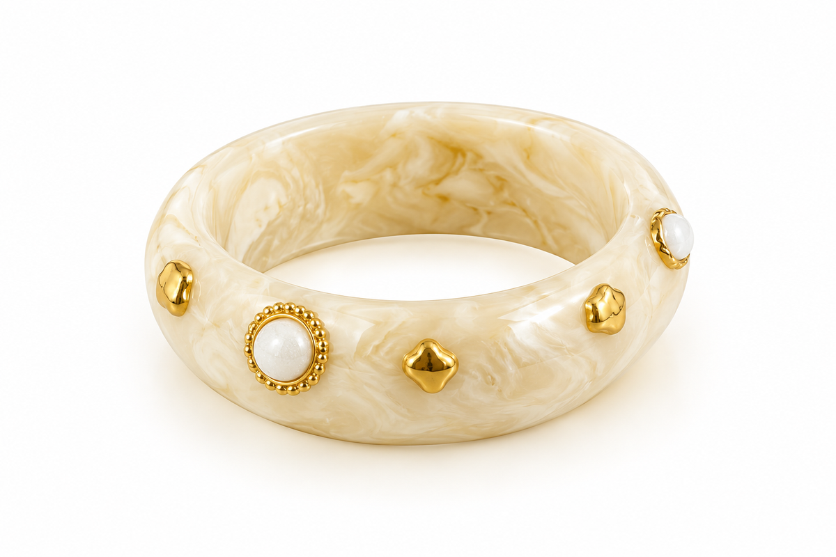 Bracelet élastique doré écailles fond blanc
