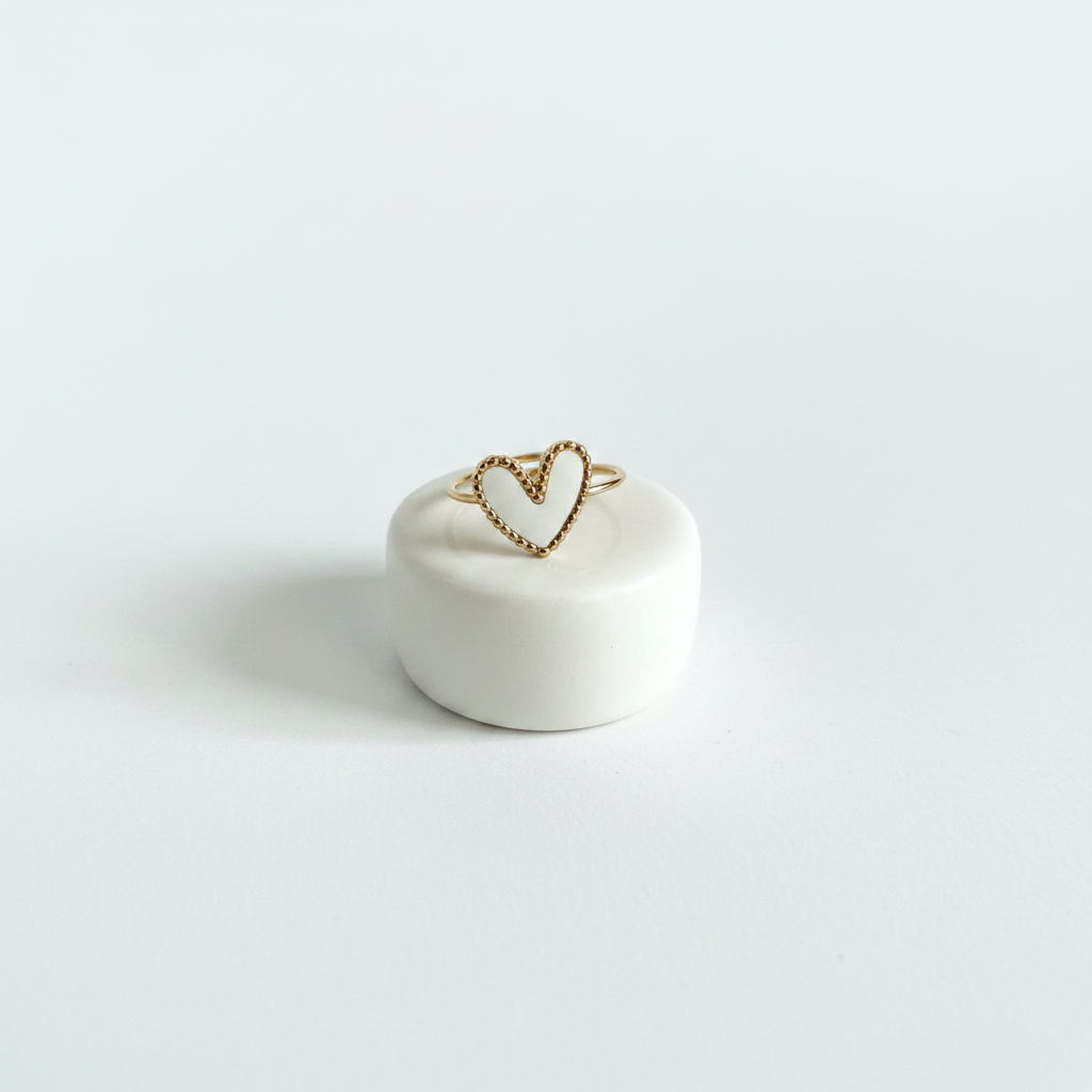 Bague cœur blanc et doré sur fond blanc