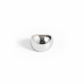 Bague dôme argentée sur fond blanc