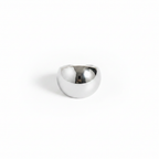 Bague dôme argentée sur fond blanc