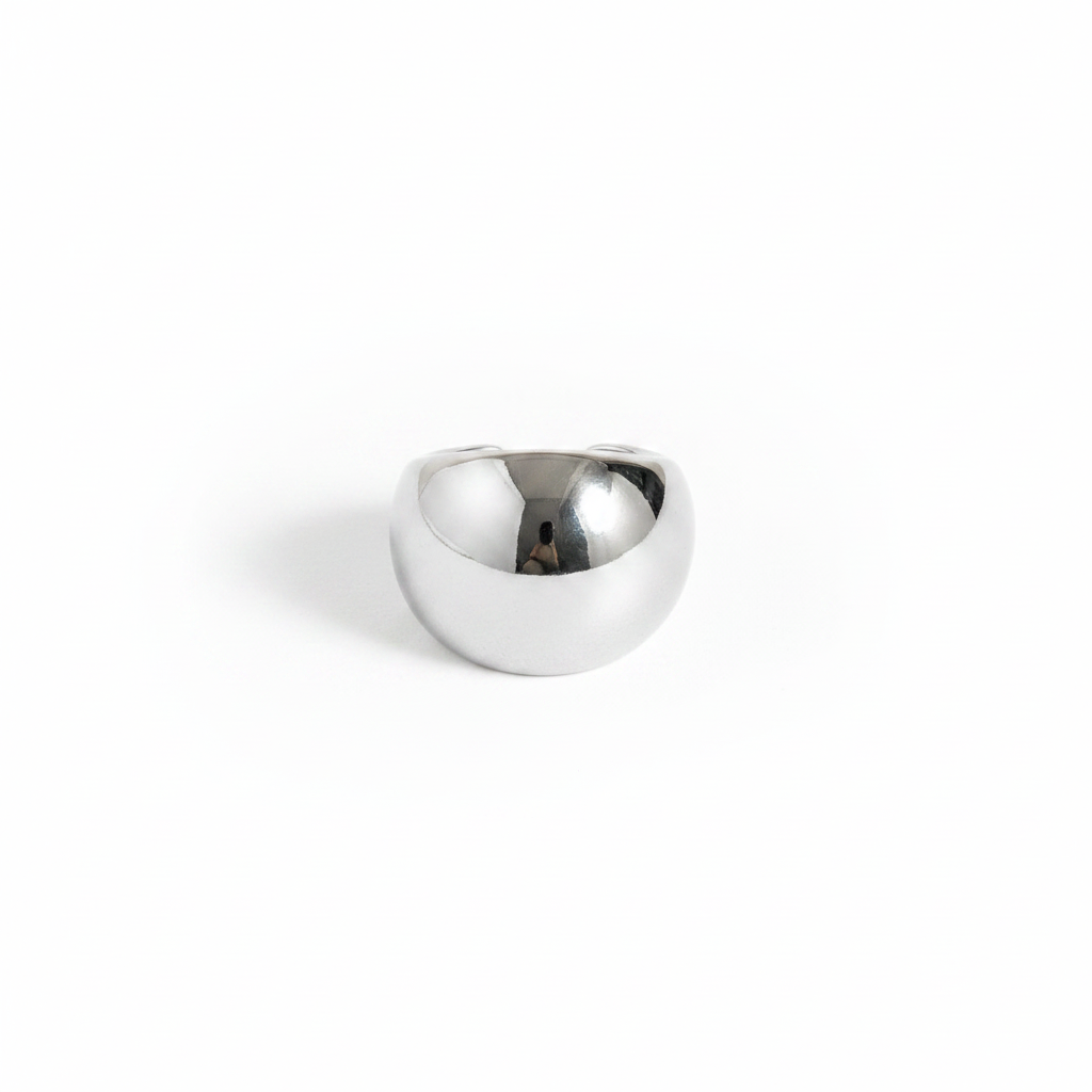 Bague dôme argentée sur fond blanc