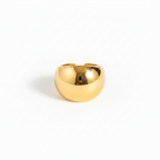 Bague dôme dorée sur fond blanc