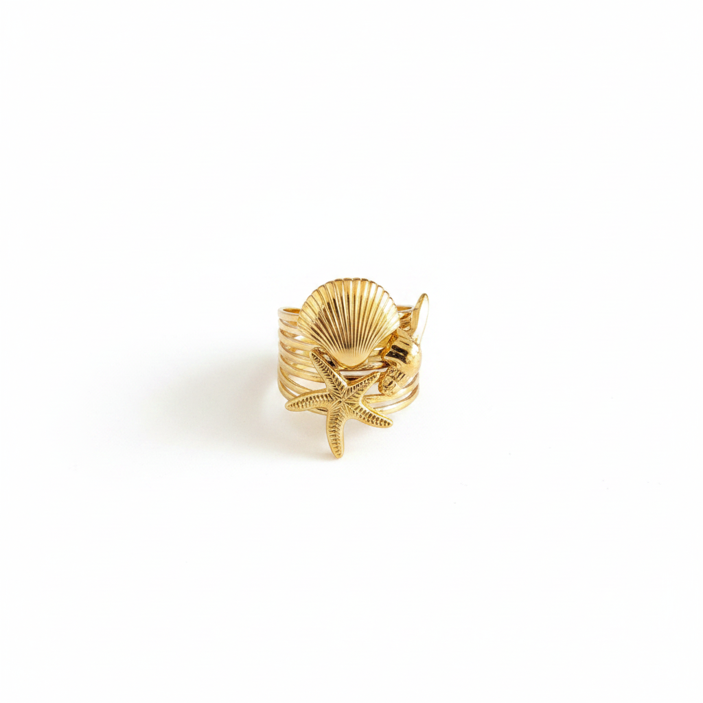 Bague dorée coquillage sur fond blanc