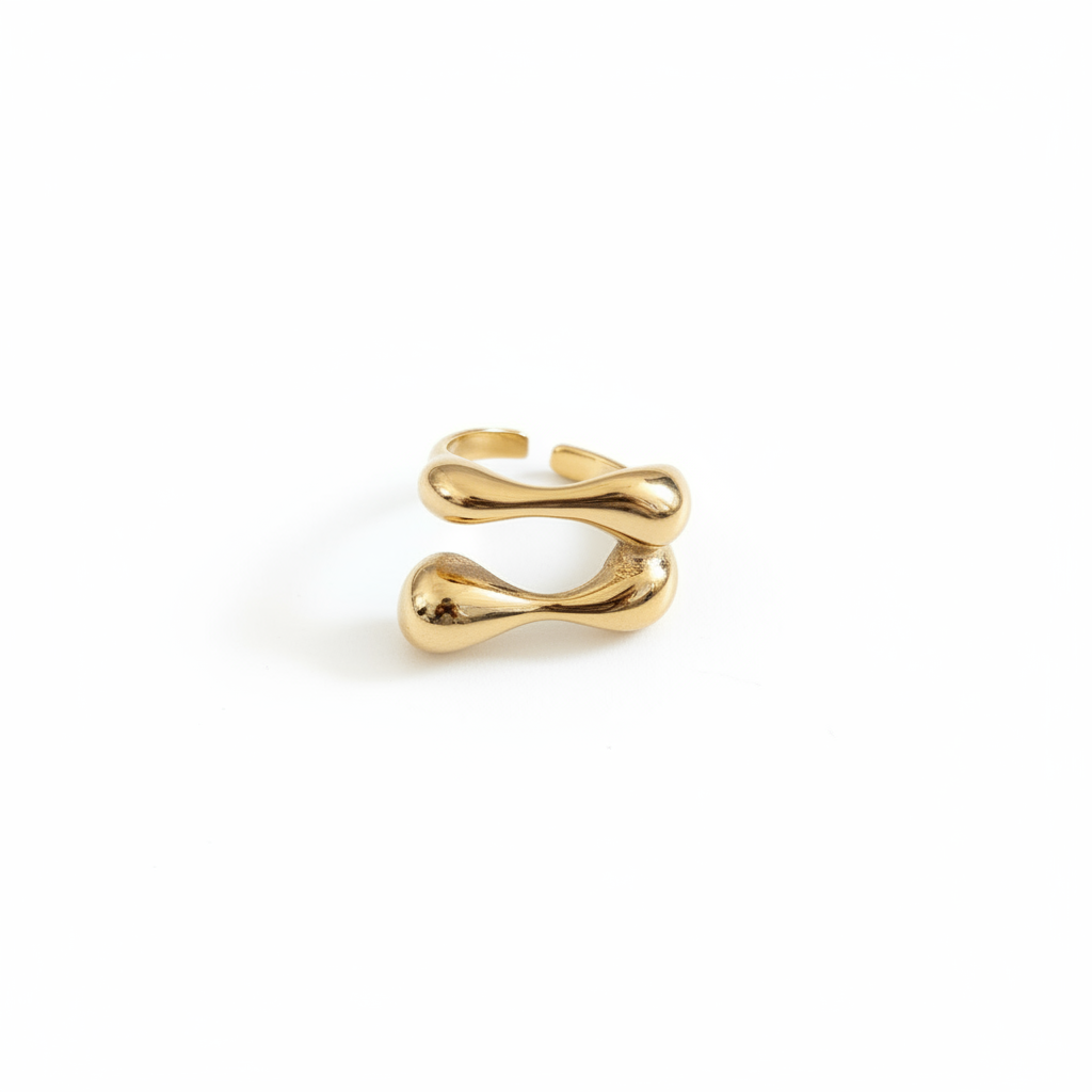 Bague dorée double bande organique fond blanc