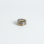 Bague multi-anneaux argent et or sur fond blanc