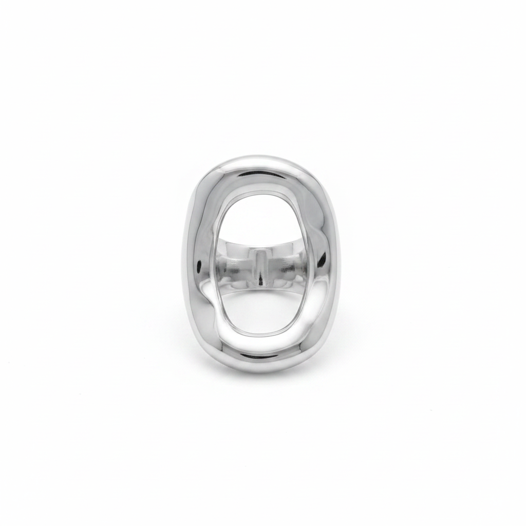 Bague ovale creuse argentée fond blanc