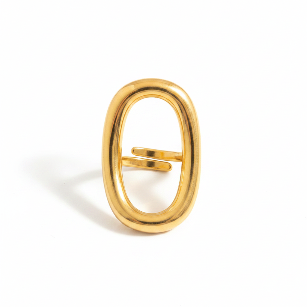 Bague ovale dorée fond blanc