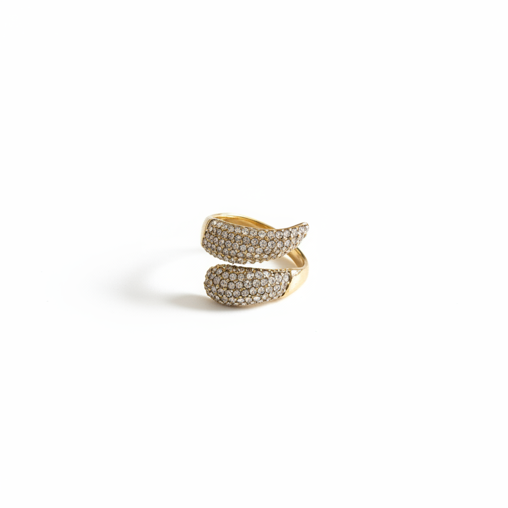 Bague pavé cristaux dorée sur fond blanc