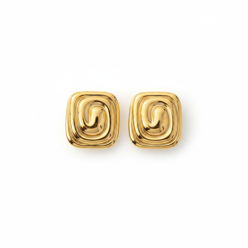 Boucles d'oreilles carrées dorées spirale fond blanc