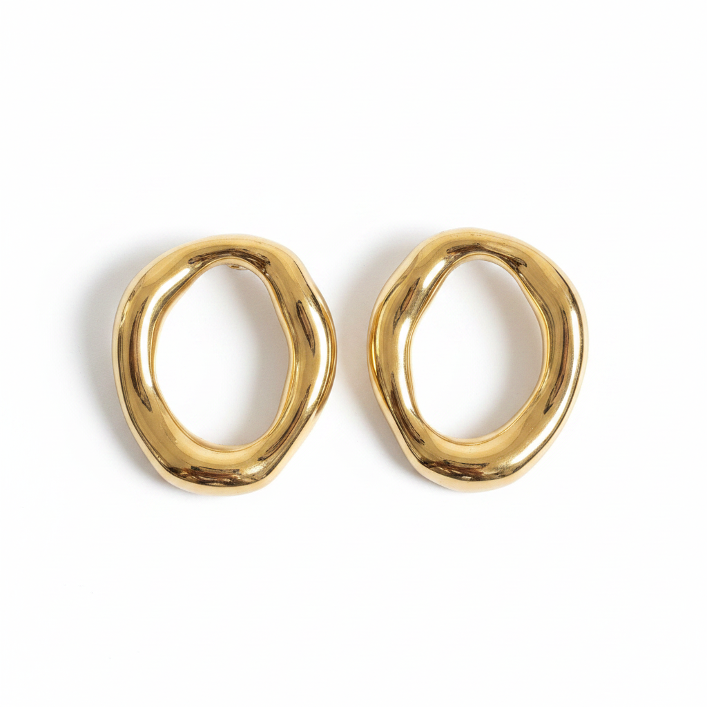 Boucles d'oreilles créoles ovales dorées fond blanc