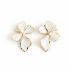 Boucles d'oreilles fleur blanche émail doré fond blanc