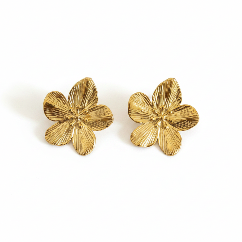 Boucles d'oreilles fleurs dorées fond blanc