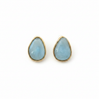 Boucles d'oreilles goutte pierre bleue dorée fond blanc