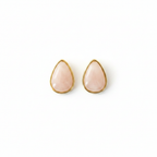 Boucles d'oreilles goutte pierre rose dorée fond blanc