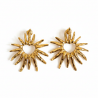 Boucles d'oreilles soleil doré fond blanc