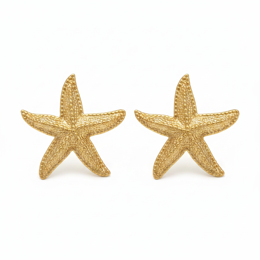 Boucles d'oreilles étoile de mer dorées fond blanc
