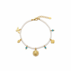 Bracelet perles blanches charms dorés fond blanc