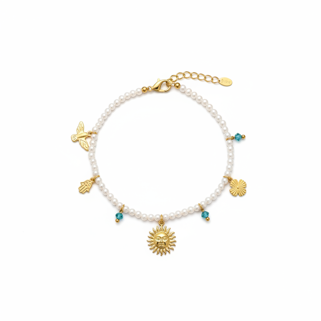 Bracelet perles blanches charms dorés fond blanc