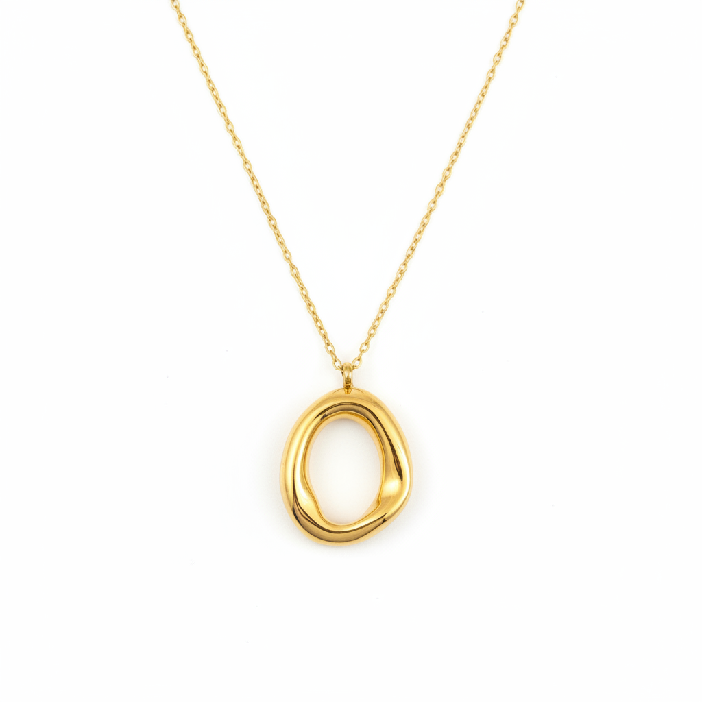 Collier anneau ovale doré fond blanc
