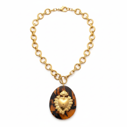 Collier chaîne dorée pendentif écaille tortue cœur sacré fond blanc