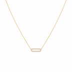 Collier chaîne dorée pendentif ovale cristaux fond blanc