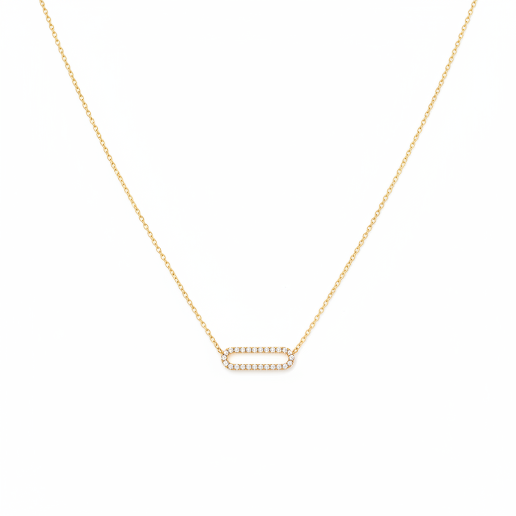 Collier chaîne dorée pendentif ovale cristaux fond blanc