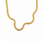 Collier chaîne serpent dorée fond blanc