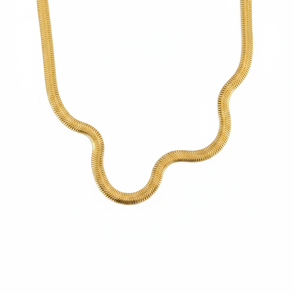 Collier chaîne serpent dorée fond blanc
