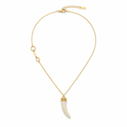 Collier corne ivoire blanche chaîne dorée fond blanc