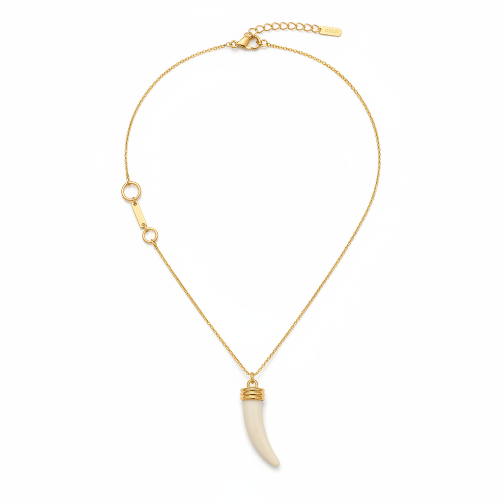 Collier corne ivoire blanche chaîne dorée fond blanc
