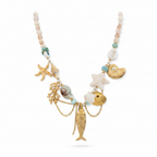 Collier marin sur fond blanc