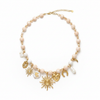 Collier perles roses charms dorés fond blanc