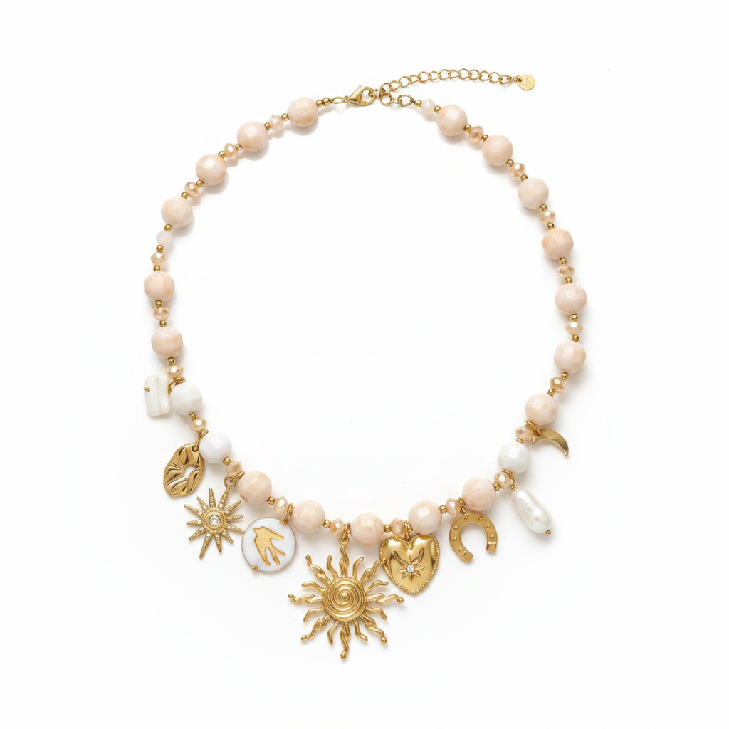 Collier perles roses charms dorés fond blanc