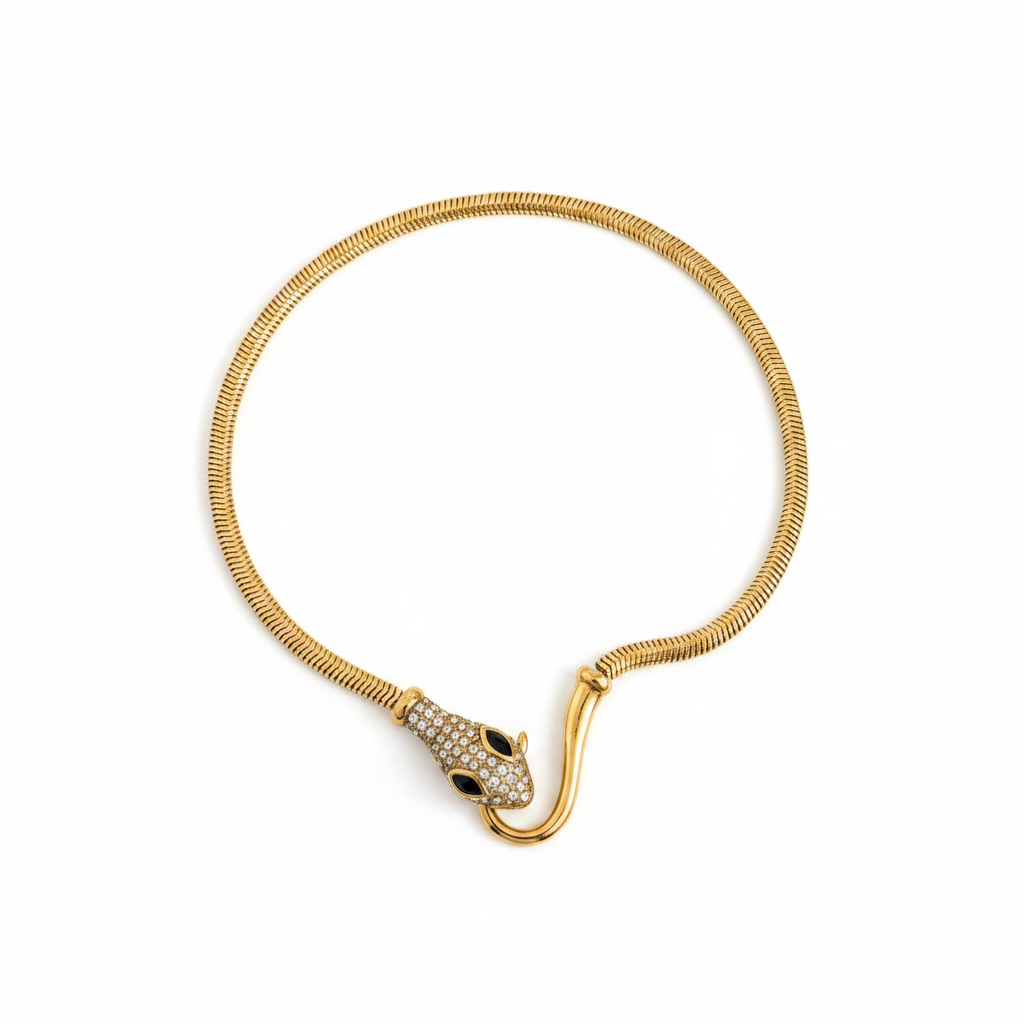 Collier serpent doré cristaux fond blanc