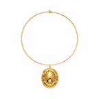 Collier torque doré pendentif spirale dôme fond blanc