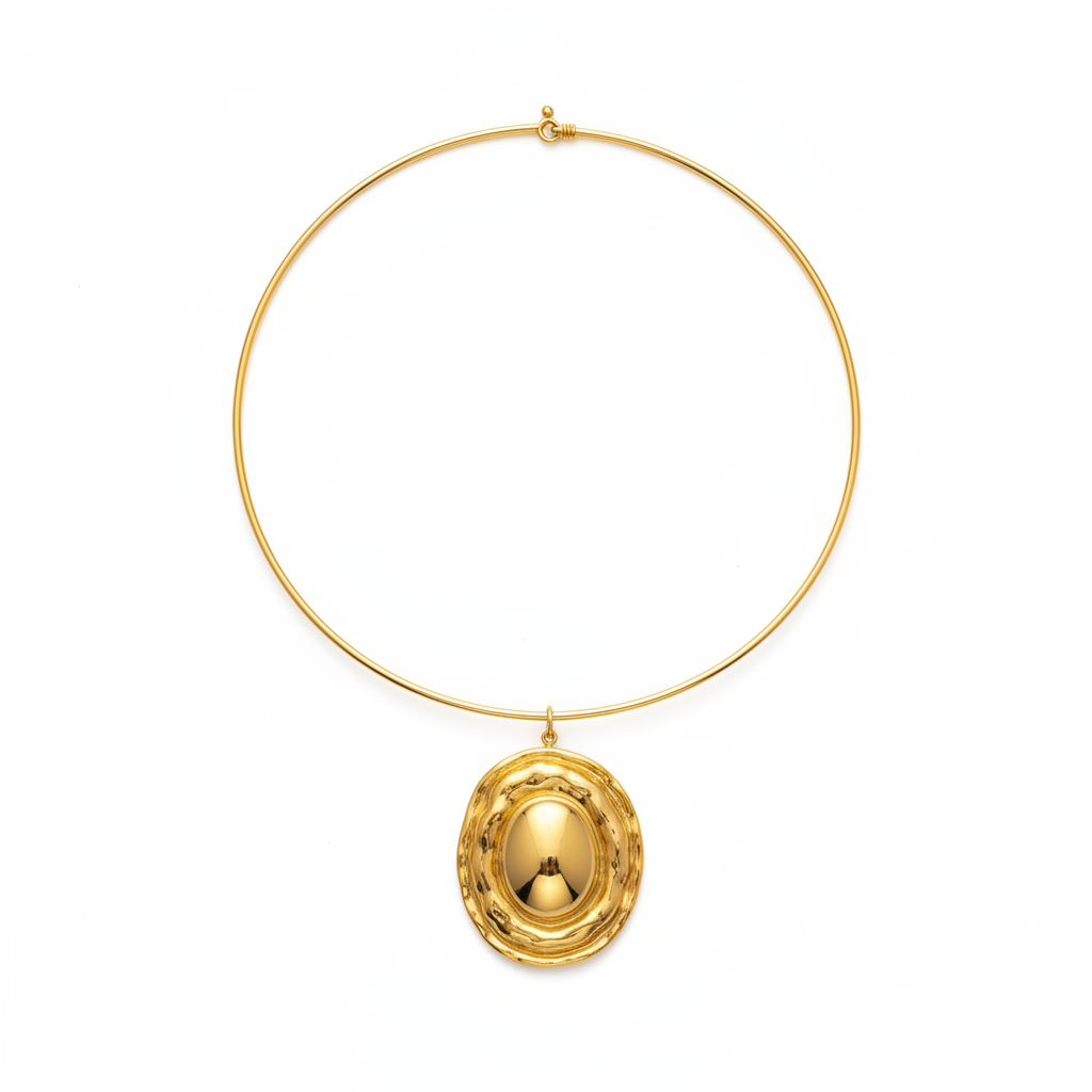 Collier torque doré pendentif spirale dôme fond blanc