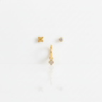 Trio boucles d'oreilles fleur dorées fond blanc