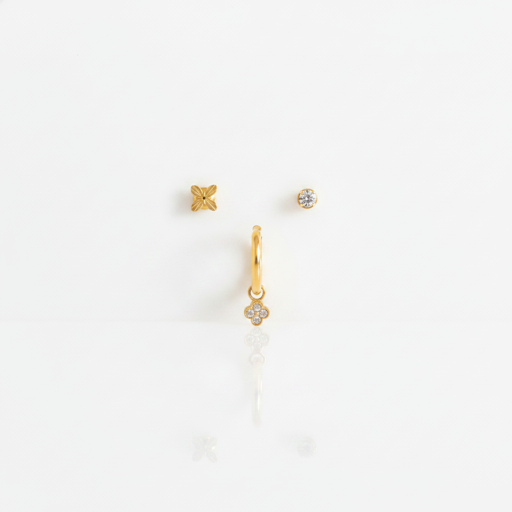 Trio boucles d'oreilles fleur dorées fond blanc
